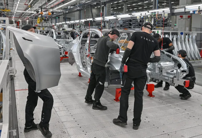 Tesla do të shkurtojë 400 vende pune në Gjermani