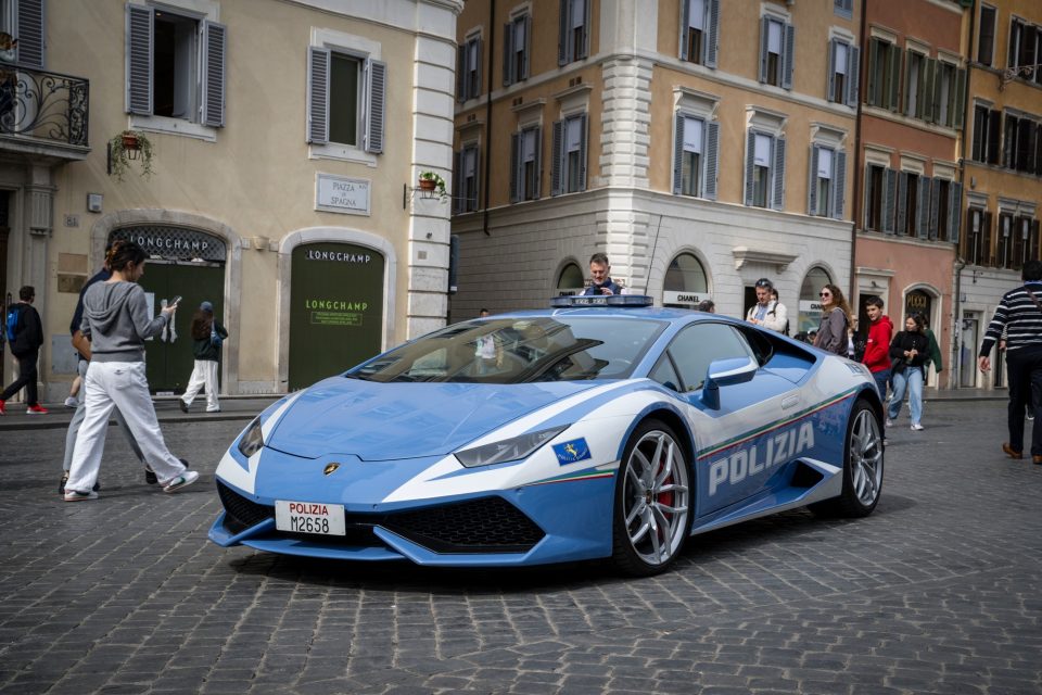FOTO  Deri në 100 km h për 3 3 sekonda   Policia italiane ka marrë një  Lamborghini  edhe më të shpejtë