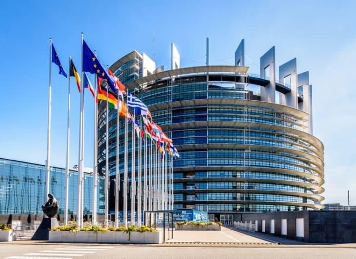 Parlamenti Evropian miratoi liberalizimin e vizave për serbët nga Kosova