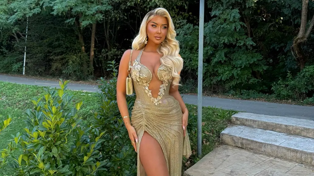 Floralba Rama mahnit ndjekësit me selfien në makinë