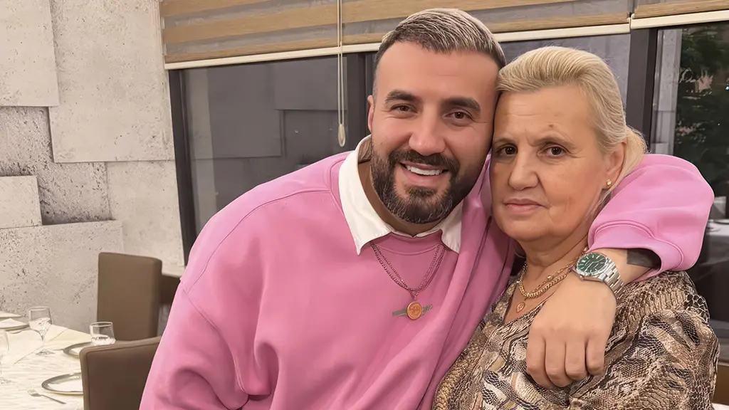 Një urim i veçantë  DJ PM feston nënën e tij në ditëlindje dhe pensionim