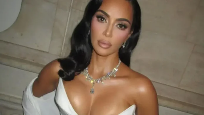 kim-kardashian-magjeps-me-fustanin-transparent-ne-festen-luksoze