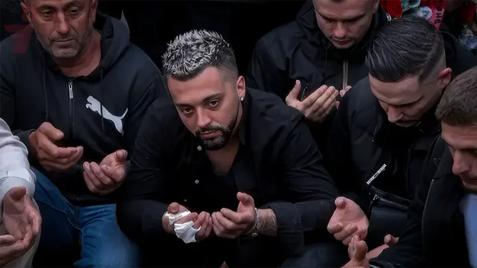 si-po-e-perballon-gjesti-humbjen-e-vellait?-flet-miku-i-ngushte-i-kengetarit