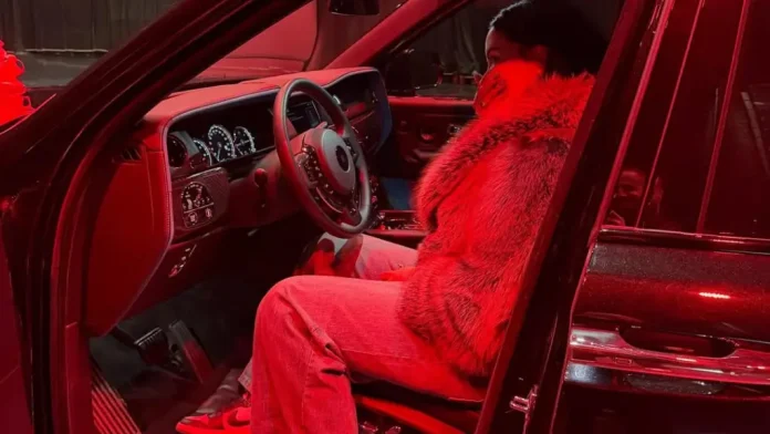 dafina-zeqiri-emocionohet-deri-ne-lot-nga-dhurata-e-papritur-rolls-royce-nga-i-dashuri-i-saj