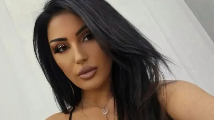 qeqa-krelani-ndez-rrjetin-me-fustanin-e-kuq-elegant