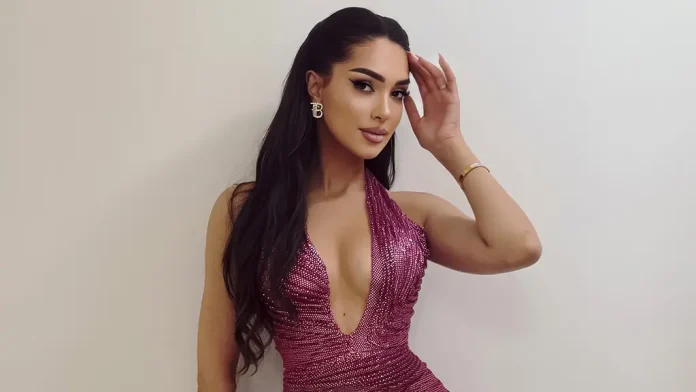 lorina-dula-magjeps-me-stilin-klasik-perpara-nje-ndertese-madheshtore