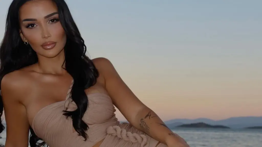 Xheneta mahnit me elegancën e saj dimërore