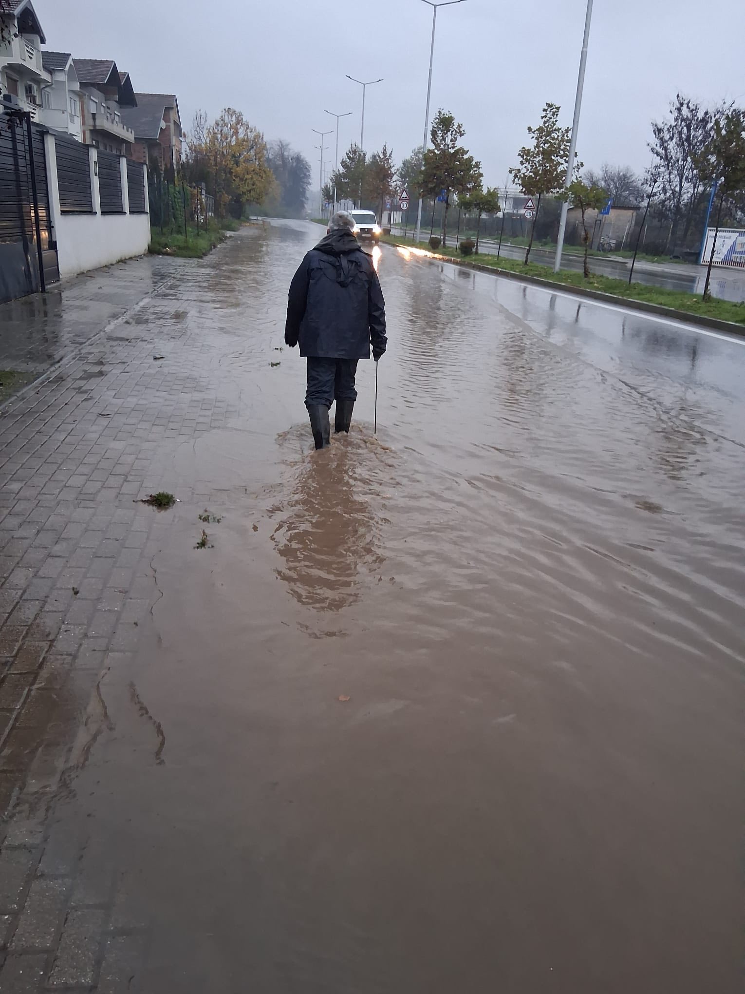 Ekipet e NPK  Sharri  Tetovë në terren gjatë reshjeve për të ndihmuar qytetarët