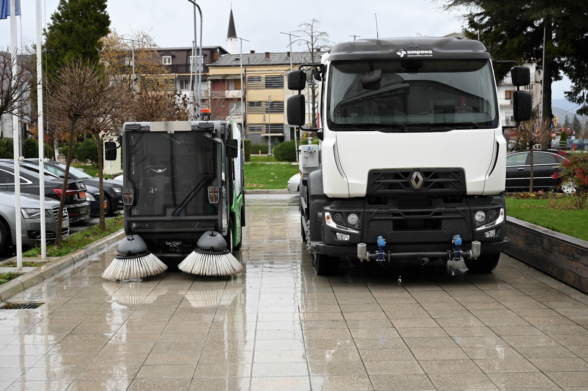 UNDP i dorëzon Komunës së Strugës pajisje moderne për pastrimin e rrugëve