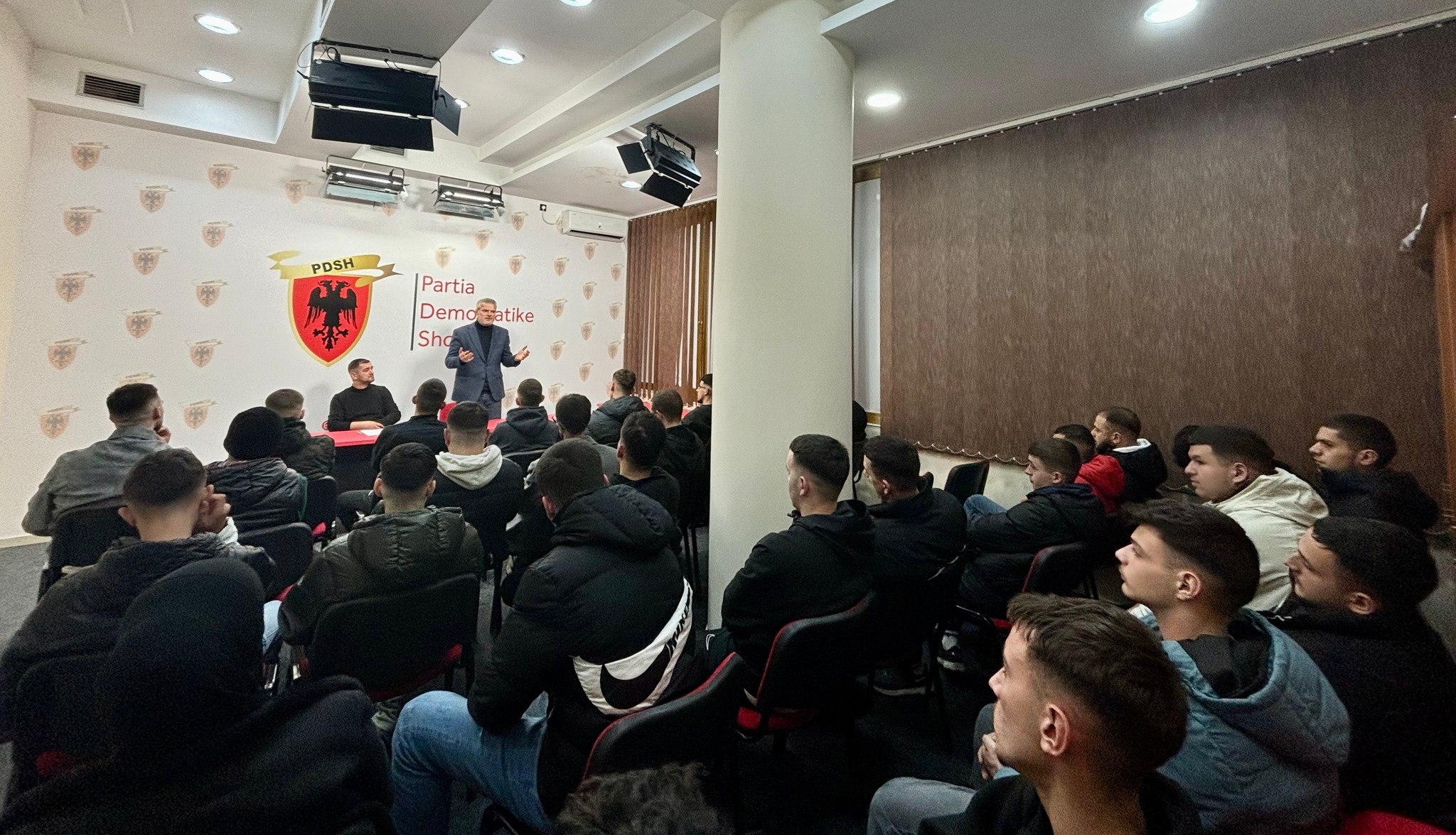 Të rinj të shumtë i bashkohen Partisë Demokratike Shqiptare
