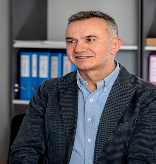  Discere et studēre ad futurum   Me mësue e me studiue për ardhmëri   Mësim e studim për të nesërmen 