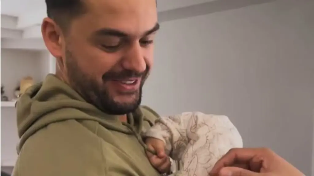 shpati-ktheu-syte-nga-djali-ne-momentet-e-fundit-rrefimi-rreqethes-i-mikut-te-artistit