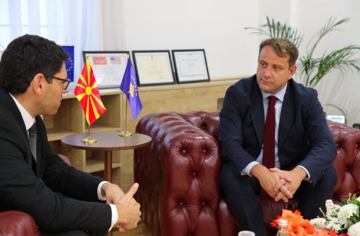 Ministri Ferati priti në takim ambasadorin e Republikës së Kosovës, Florian Qehaja